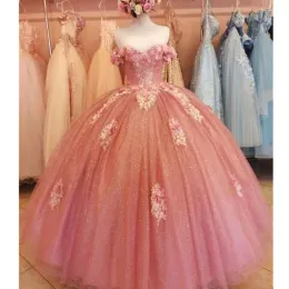 استحى الوردي فساتين quinceanera قبالة الكتف تول 3d الزهور زين الزهور الدانتيل يصل طول الطابق سباركلي الترتر الحلو 16 عيد ميلاد الكرة ثوب vestidos