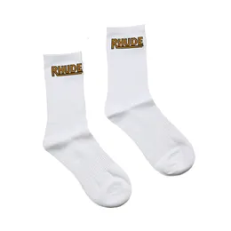Rhude Socks高品質のコットンヨーロッパアメリカンストリートトレンド男性女性シンプルレターカップルIn-Tube80kv