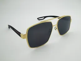 2023 zonnebrillen van hoge kwaliteit retro gepolariseerde zonnebril man vrouw metaal groot vierkant frame ontwerper geschikt voor modieus strandrijden. UV4
