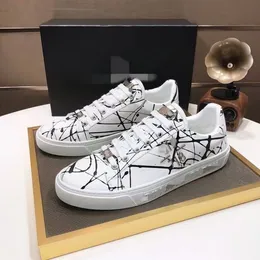 2021 Nya säsongsdesignskor Fashion Luxury Shoes Men's Leather Lace Up Platform Overized Sole Sneakers White Black Casual Mkj0002