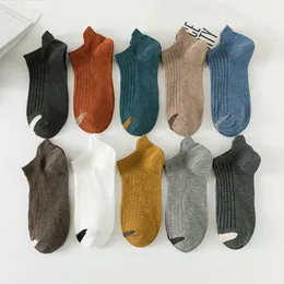 Mäns strumpor 10 Par Lågtör sommar Andas Män Bomull Kort Designer Ankeluppsättning Båt Fashion Cool Street Wear Socken Herren