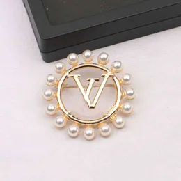 Spilla moda V Home Lettera intarsiata perla rotonda rotonda floreale vuoto floreale perno gioielli versatili da donna
