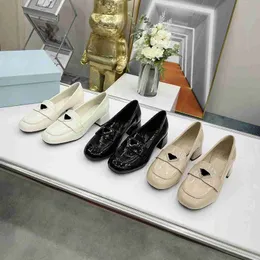 Party Woman Dress Single Shoes Designer Patent Läder Rund Toe Triangle Tjock Heel Office Lady Bankettpumpar med låda