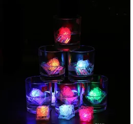 2021 Creationsは飲み物のためにアイスキューブを照らす。 7色のモードで暗いアイスキューブの各輝き。複数のイベントは飲み物のためのアイスキューブを導きました