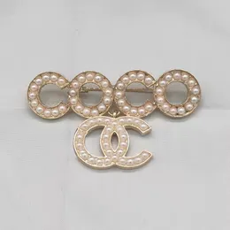 Broche de diseño de lujo de marca clásica para mujer, incrustaciones de oro, diamantes de imitación, letras de perlas, broches, Pin de traje, joyería de moda, accesorios de decoración de ropa, regalos