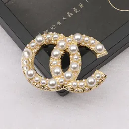 Ber￶md design guld G varum￤rke Luxurys Desinger Brosch Women Rhinestone Pearl Letter Brosches Suit Pin Fashion Jewelry Clothing Decoration H￶gkvalitativ tillbeh￶r