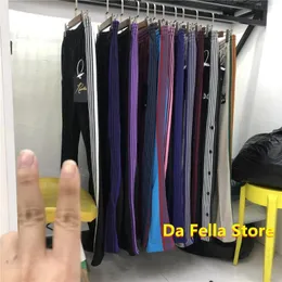 Mäns byxor 20fw nålar män kvinnor klassiska fjäril broderade logotyp fungera sweatpants multicolor sida stripe byxor