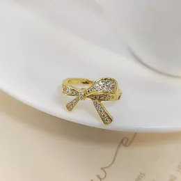 Delikat smycken Bow Heart Ring Populär design Högkvalitativ AAA Zircon Golden Plating Metal Ring för Girl Fine Tillbehör X0715