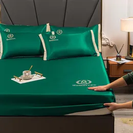 Conjuntos de cama Bordado de cama bordada Estilo de lenha equipada 900D Seda de gelo 3pcs Conjunto de travesseiros elásticos da banda elástica Broachcases protetor para colchão