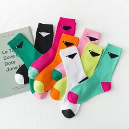 Assorted Color Triangle Letter Skarpetki Kobiety Dziewczyna Casual Bawełniana Skarpety Miękkie Oddychające Mody Hosiery Cena hurtowa