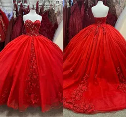 2022 Abiti da Quinceanera in pizzo floreale rosso Fiori Sweetheart Top Treno lungo Perline di cristallo Sweet 16 Abiti da spettacolo Abiti da ballo