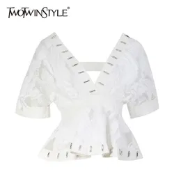 Twotwinstyle branco blusa sexy para mulheres v pescoço de manga curta perspectiva rivet túnica camisa feminina moda estilo estilo 210517