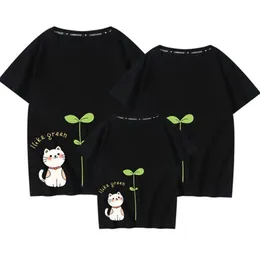 Sommarfamilj ser matchande outfits t-shirt kläder mor far son dotter barn baby tecknad korta ärmar 210521