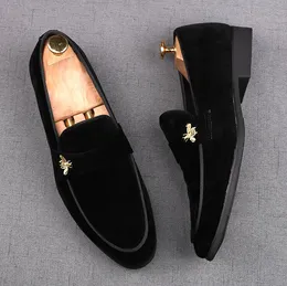Nowe spiczaste stopy małe buty Zestawy zarośla męskie stopy lok fu buty haftowane groch butę mody Lazy 38-44