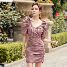 Sommar Kvinnor Party Sheath Dress Koreansk stil Puff Sleeve Sexig V Neck Bodycon Office Ladies Slim Pencil Red Gride Dress 210514