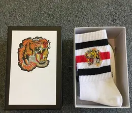 4 par / låda bomull sportstrumpor män tiger patter stil stilig stickad känd stil mens roliga strumpor vit svart grå vinter kvinnor strumpor dey