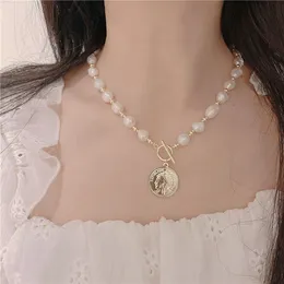 Queen Victoria Pendant Necklaces High Quality INS Style Freshwater Baroque Pearls Necklace