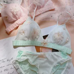 Sexig uppsättning Wriufred Cotton-fodrad underkläderuppsättning tredimensionell blommor Fairy Triangle Cup Bh Set Bekväm Chiffon Sleep Women Lingerie L2304