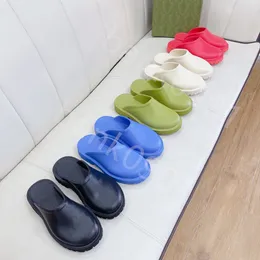 Designer Luksusowe kapcie Czarno Sneaker Przenośna piana oddychająca Doug Flattie Oryginalna skórzana skórzana miękka podele para buty plażowe klapki swobodne buty 2,5 cm z pudełkiem 35-44