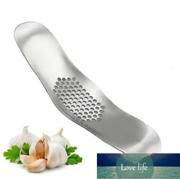 Kitchen Gadgets Stainless Steel Garlic Press Crusher Cooking Tools Manual Garlic Mincer Chopping Fruit Vegetable Tools Factory price expert design Quality Latest