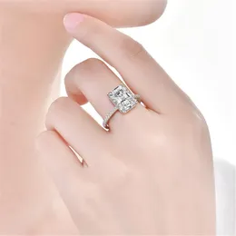 Kobiety Obrączka Prestiżowa Biżuteria Solitaire 925 Sterling Silver Radiant Kształt Biały Topaz CZ Diamentowe Gemstones Wieczność Party Pierścionki zaręczynowe Prezent