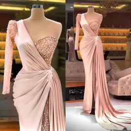 Pink One Shoulder Evening Dress pärlor Hög sida delad satin långärmad sjöjungfru prom klänningar skräddarsydda formella vestidos de fiesta es es es es es es es es es es es es es es es es es mate