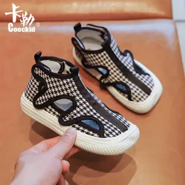 Sapatos de lona de moda infantil 2021 verão New Boys Checker Low-top Sneakers Meninas Respirável Leopard Imprimir Sandálias Hollow G1025