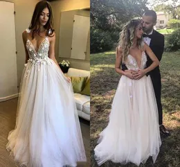 Blommor bröllopsklänning vit vestidos de noiva 2021 3d blomma djupa v-nacke brudklänningar känsliga applikationer oäplösa en linje tulle brud äktenskap robes bohemia al9012