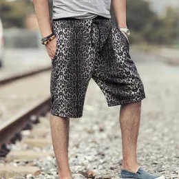 Sommarslitage Ny stil Män Gul Leopard Tryckta Punkter Shorts Män Europeisk Stil Mode Casual Bomull Loose Beach Shorts K308 x0705