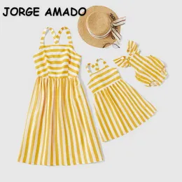 Verão Família Correspondência de Roupas 3-PCS Setsyellow Dress Listrado + Bodysuit Mamãe e Bebé E2011 210610