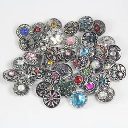 Partihandel 18mm Metal Snap Button 50pcs Lot Mix Många Designs Charm Rhinestone Styles DIY SNAPS Knappar Smycken Noosa Chunk