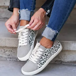 Najwyższej Jakości Kobiety Mieszkania Buty Damskie Trampki Lampart Lace Up Plus Size PU Casual Sneakers 2021 Moda Wulkanizowane Buty Walkowe Obuwie