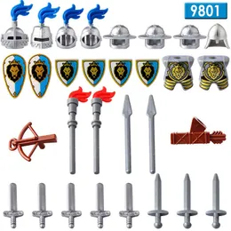 中世の城ブルーライオンナイトキング騎士兵器アクションフィギュアビルディングブロックレンガのための玩具ギフト9801 9802 Y1130