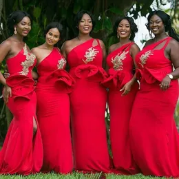 Red Jedno ramię Syrenka Afryki Druhna Suknie Ruffles Talia Aplikacje Zroszony Złota Druhna Dress Plus Size Wedding Goście Goście 2021