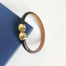 Luxuriöses, feminines Leder-Designer-Schmuckarmband mit goldenem Herz-Markenlogo auf einem hochwertigen, eleganten Modearmband als Weihnachtsgeschenk 123