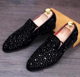 Platt nya spikar läder skor rhinestone mode mens loafers klänning skor glida på casual diamant pekade tå skor, storlek 38-43