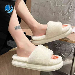 Mo dou New Summer / Höst Fluffy Tofflor Söt Inomhus Hem Lång Plush Kvinnor Flip Flops Mjuk Tjock Sole Non Slip EVA Quality W220218