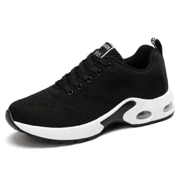 2021 Kobiety Sock Buty Designer Sneakers Race Runner Trener Girl Black Różowy White Outdoor Casual Shoe Najwyższej jakości W79