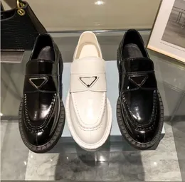 Designer mode kvinnor 2021Top kvalitet klassisk plattform casual skor äkta läder tjocka sålar platt lyx låg topp 100% metall spänne svart