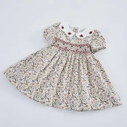 Kortärmad Vintage Smocked Dresses 2021 Sommar för Baby Kids Girl Smock Floral Princess Dress Toddler Barn Bomull Kläder Q0716