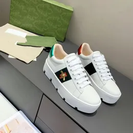 Kvinnors Skor Sommar Singelskor Casual Sneakers Par Sport Trendiga Skor 2022 Vår Ny Broderad Vit MKJL0001