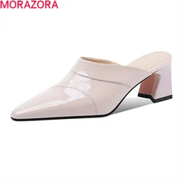 Morzora Stor storlek 33-42 Kvinnor Tofflor Äkta läder damer Mules Skor Square Heels Pekade Toe 2 Colors Party Shoes 210506