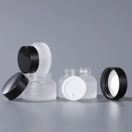 Buzlu ve berrak cam krem ​​şişe 15g 30g 50g siyah kapaklı ve beyaz paspaslı boş kozmetik kavanozlar