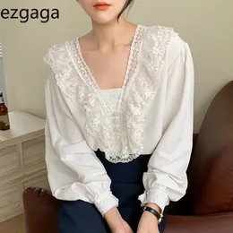 Ezgaga Süße Patchwork-Spitzenhemden Frauen Rüschen V-Ausschnitt Zartes Langarm-weißes Perlenknopf-elegantes koreanisches weibliches Oberteil beiläufig 210430