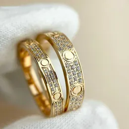 Anelli di diamanti classici di qualità di lusso anello di fascino stile con fascia diamantata a due o tre linee Gioielli di design Bijoux per Lady flower Wedding Party hanno Box PS4908