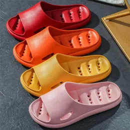 Wotte Eva Hole Läckage Slipper Badrum Slides Anti-Slip Sommar Inomhus Hem Soft Hushållsbad Sandaler Män 211229