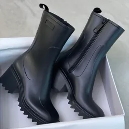 2021 Kvinnor Betty Boots PVC Gummi Borded Platform Knä-High Tall Rain Boot Svart Vattentät Valely Hloe Skor Utomhus Rainshoes Högklackat