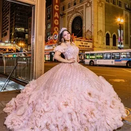 2022電車の真珠のビーズのプリーツのフリルボールガウン甘い16ドレスの冷たい肩の贅沢なローズピンクのQuinceaneraのドレス