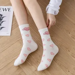 Yeni Stil Orta Tüp Çorap Kadın Kore Kalp Trendi Japon Güzel Öğrenci Siyah Beyaz Tatlı Kawaii Casual Kadınlar Gevşek Çorap
