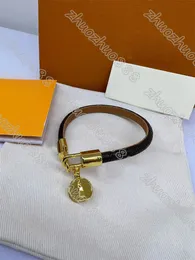 Diseñador de moda Pulseras clásicas Pulsera de cuero de la PU de la mano marrón de Chian con el logotipo de metal en la caja de venta al por menor de regalos